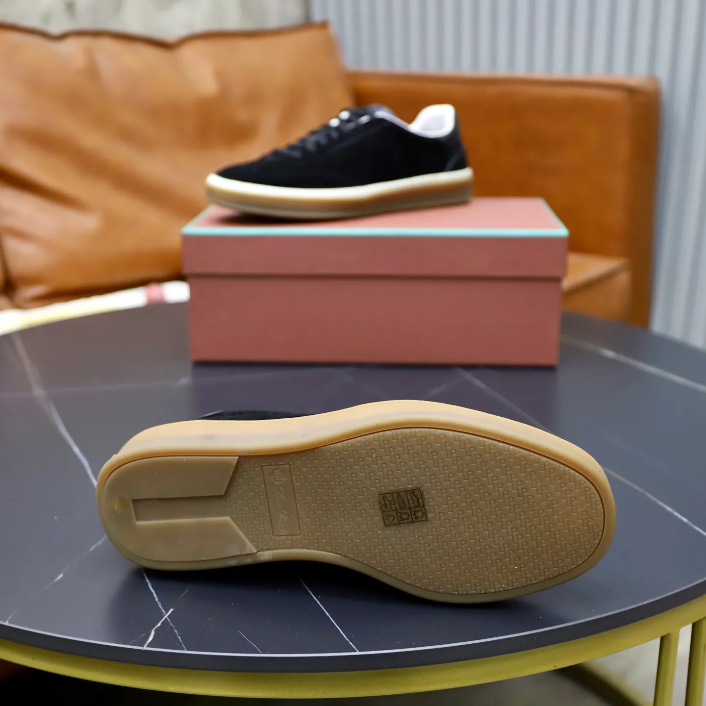 Ex-factory price: 560💰Loro Riana men’s moral training sneakers! Made from high-quality materials and designed in a low-cut silhouette, it offers an elegant and stylish look that's suitable for year-round wear. The unique double-layer sole aesthetic design, caramel cup-shaped outsole is decorated with off-white rubber trim, creating an attractive color combination. Pair with tailored pieces or jeans for a sophisticated yet casual look. The heel is decorated with soft cow leather tongue with Kummel color inserts and cotton laces with embossed LP logo. Upper: cow split suede. Lining: original thickened soft sheepskin. Size: 38-39-40-41-42-43-44 (customized in 45.46)